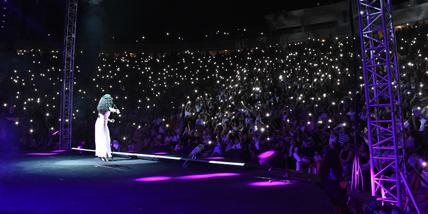 Melike Şahin şarkılarıyla büyüledi
