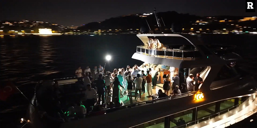 Teknede Düğün: Boğaz’da Masalsı Bir Başlangıç