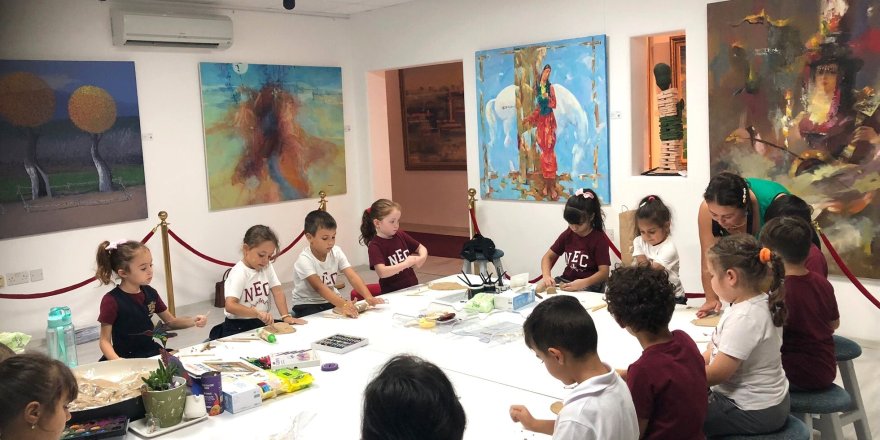 Okul Öncesi öğrencileri sanatla müze ortamında 