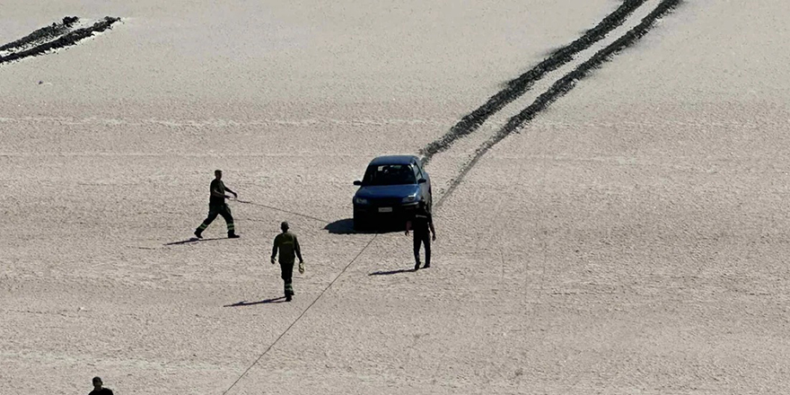Larnaka Tuz Gölü’nde mahsur kalan 2 araç kurtarıldı