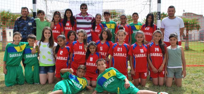 Minik eller çimlerde yarıştı