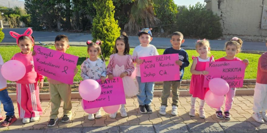 Minik öğrencilerden meme kanserine farkındalık yürüyüşü