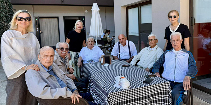 Namık Kemal Lisesi'nin ilk mezunları aynı masa etrafında