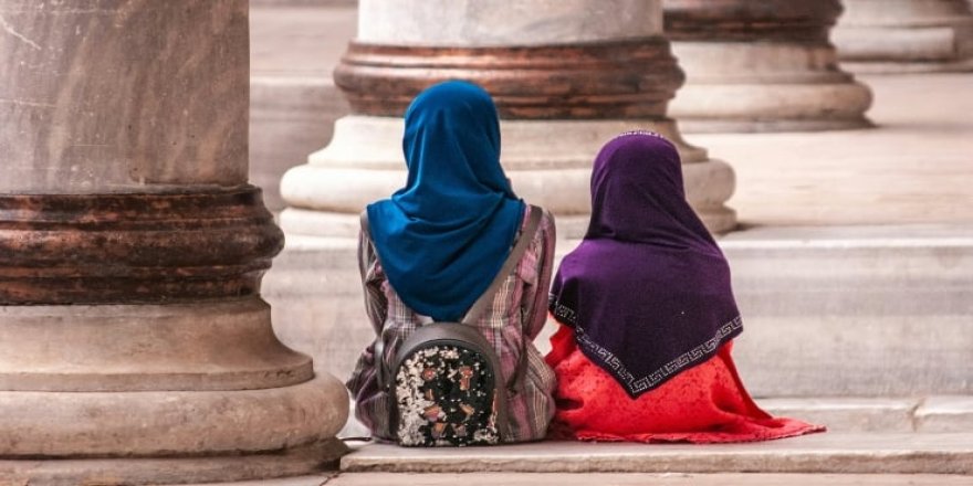 Kosova'da üniversite öncesi eğitimde başörtüsü yasaklandı