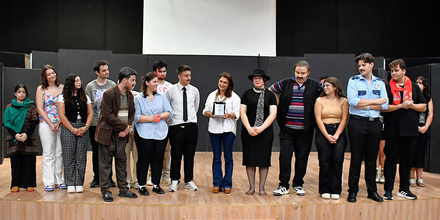 DAÜ Tiyatro Topluluğu’ndan kahkaha ve duygu dolu “Temaşa Gecesi-3”