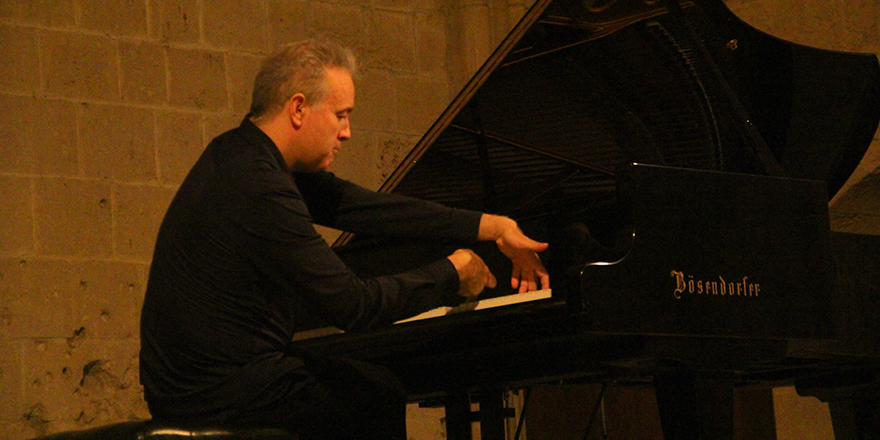 Alexei Volodin’in sihirli parmakları Bellapais Manastırı’nda piyanoya dokundu ve festivalde unutulmaz bir gece yaşandı