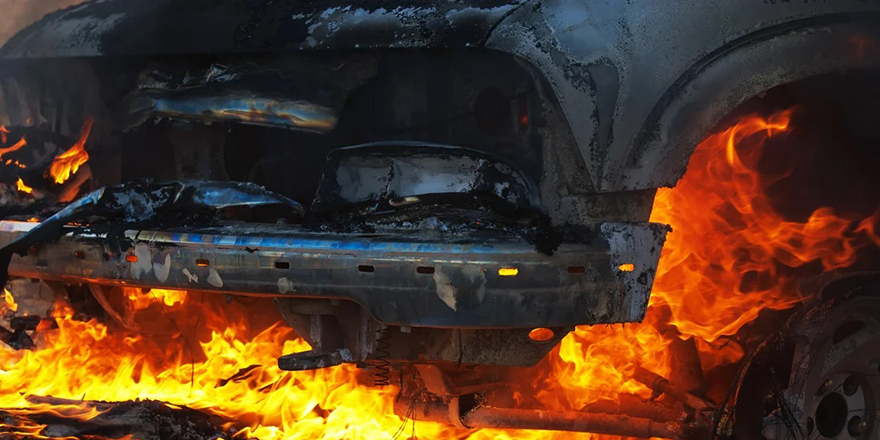 Dimosthenus'un yakın iş arkadaşının lüks araçları kundaklandı