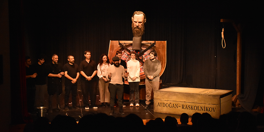 ‘Raskolnikov’ ayakta alkışlandı