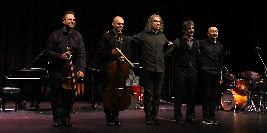 Stavros Lantsias’ın zihninden ve büyülü ellerinden bu kez de “Waving Hands” çıktı