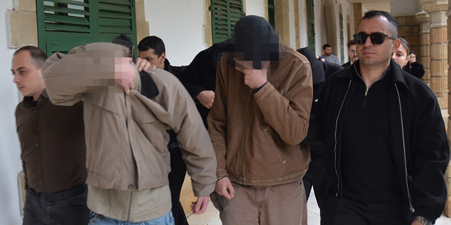 Evlerinde uyuşturucu ve para bulundu