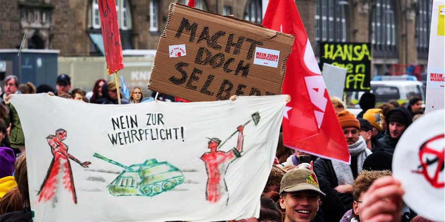 Almanya'da 'gönüllü askerlik' teklifi kabul edildi, öğrenciler sokağa indi