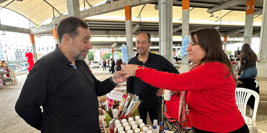 TAM Parti’nin ihtiyaç sahibi ilköğretim öğrencileri için Merkez Lefkoşa’da düzenlediği yılbaşı pazarı başladı