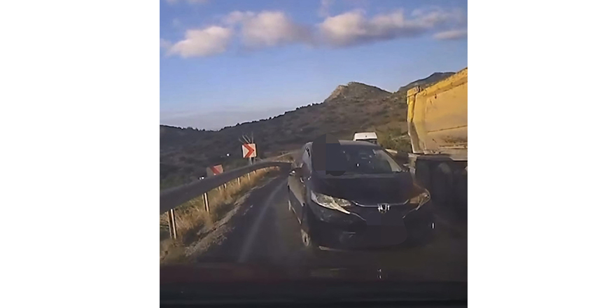 İnsan hayatını ve trafik güvenliğini tehlikeye atan sürücüye 10 bin 240 TL para ve 25 ceza puanı yazıldı