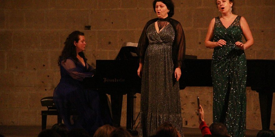 Christmas ve Yeni Yıl kutlaması Bellapais Manastırı’nda bir başka oluyor