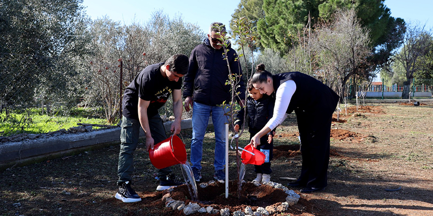 İskele Belediyesi Ötüken Özel Eğitim Okulu’nda meyve bahçesi oluşturdu