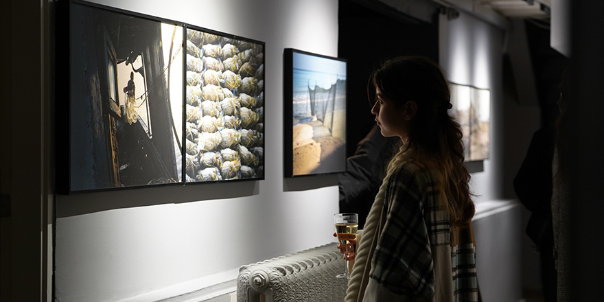 “Toprak ve Su: Akdeniz Geçişi” temalı karma sergi Art Rooms’da açıldı