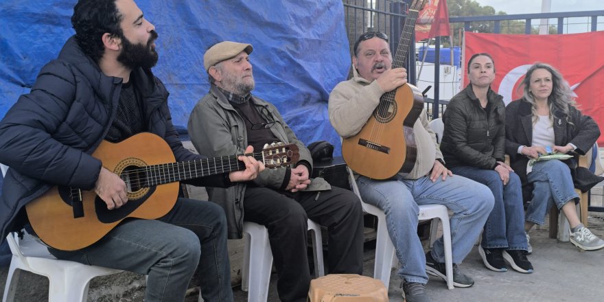 Lefkoşa Belediye Tiyatrosu’ndan EKTAM emekçilerine grev çadırında dayanışma etkinliği