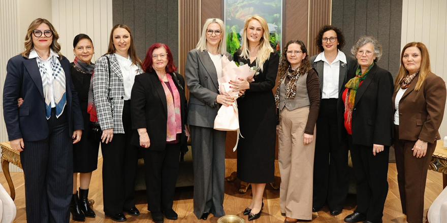 Nilden Bektaş Erhürman, ‘Makamer Seslerin Özgürlüğü Korosu’ şef ve üyeleri ile bir araya geldi