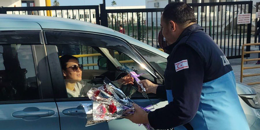 Emekçi kadınlara karanfil dağıtıldı