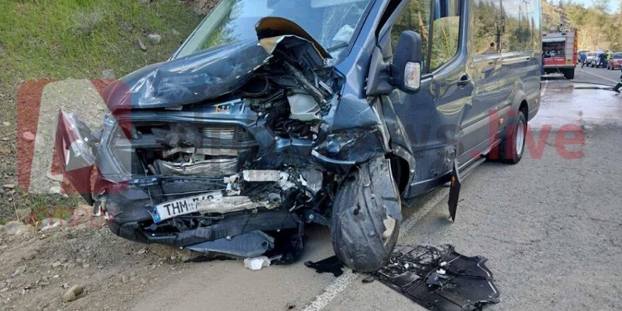 Güneyde okul minibüsü ile araç çarpıştı: 13 öğrenci hastaneye kaldırıldı