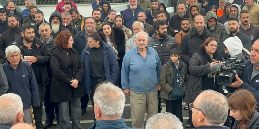 Güneyde, hayvan itlafları durdurmak isteyen besiciler etten duvar ördü