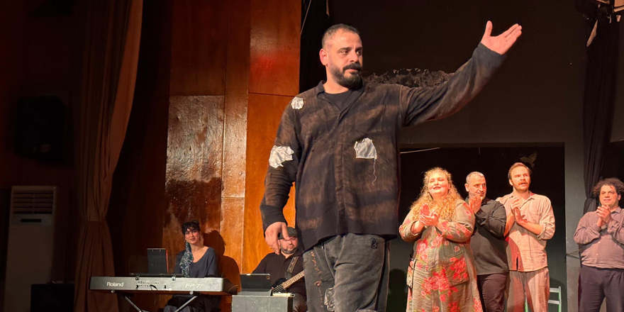 Kıbrıs Türk Devlet Tiyatroları "Kafkas Tebeşir Dairesi" oyununu sahneledi