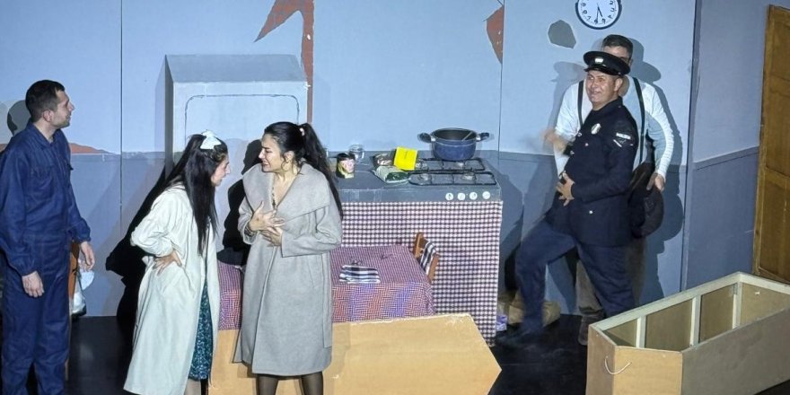 Bir Grup Hevesli Tiyatrosu “Ödenmeyecek! Ödemiyoruz!” oyununu sahneledi