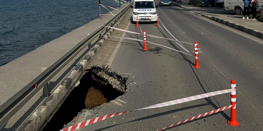 Gemikonağı'nda yol çöktü: Polis sürücüleri uyardı