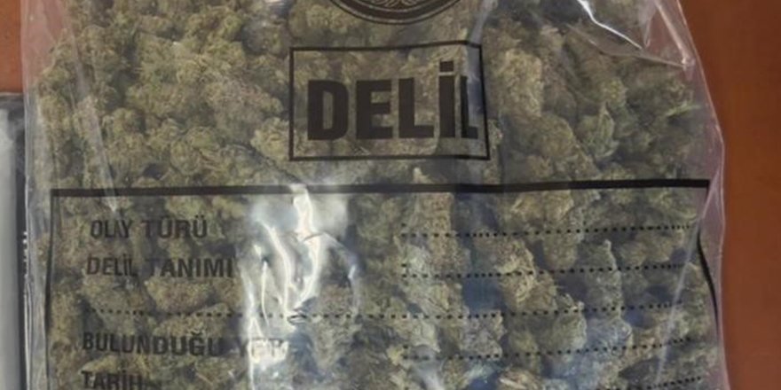 Güneyden gelen turistin aracında bir kilogram uyuşturucu bulundu