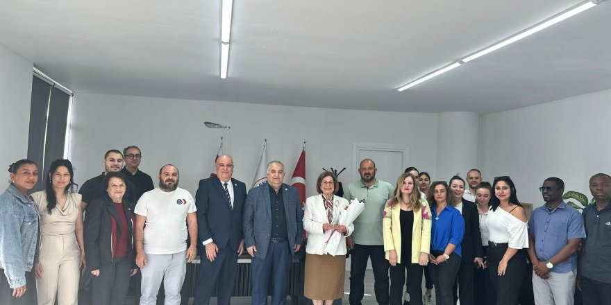 Dr. Tomris Mahirel’e yılın annesi ödülü verildi