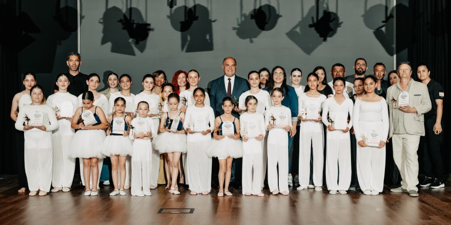 “Yüzyıllar Boyu Dans” gösterisiyle hayran bıraktılar