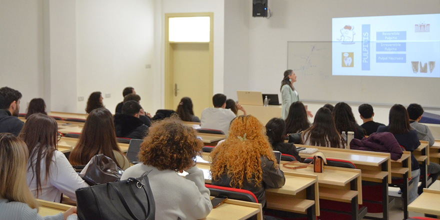 DAÜ Diş Hekimliği Fakültesi’nde Endodontics I dersi kapsamında seminer gerçekleştirildi