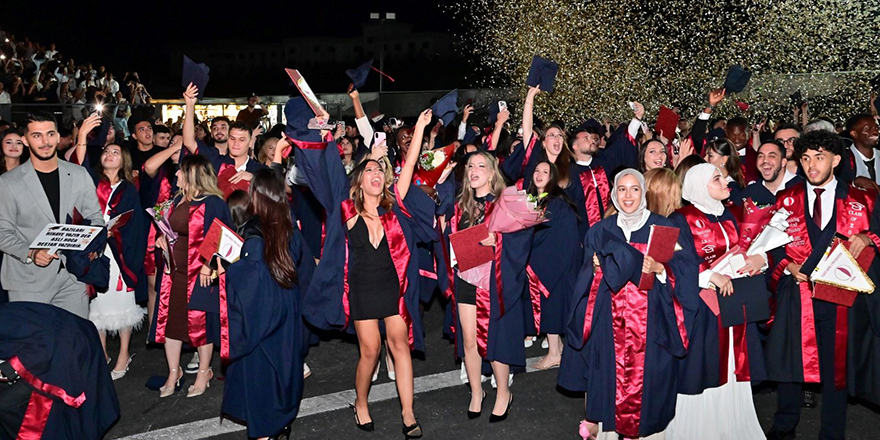 YDÜ “Mezuniyet Şöleni”nin ikinci gününde 809 öğrenci diplomasını aldı