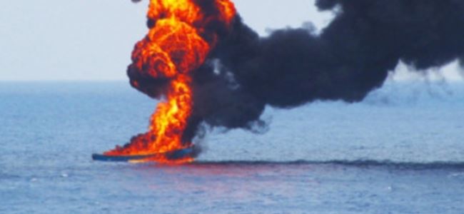 Petrol tankeri patladı, bir denizci kayboldu