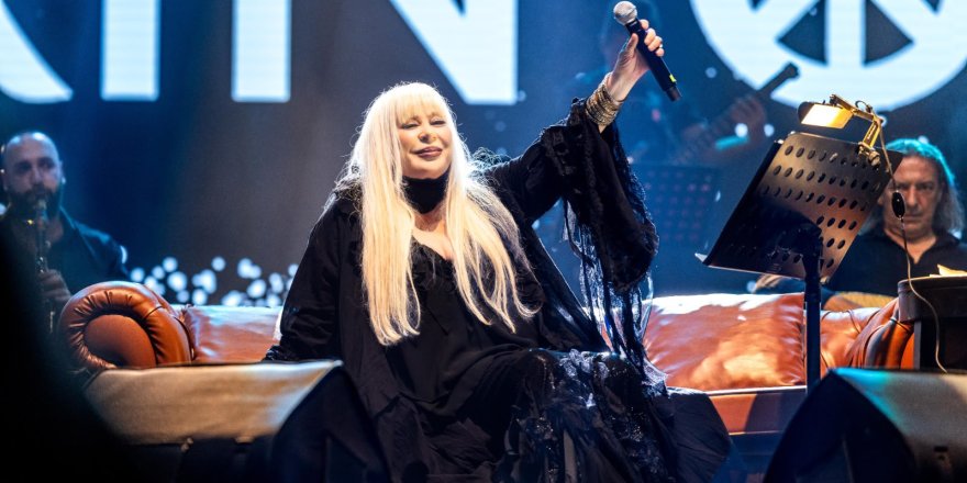 Zerrin Özer, Grand Sapphire sahnesinde 50. sanat yılını coşkuyla kutladı