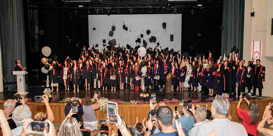 Yakın Doğu Üniversitesi’nden mezun 1.536 sağlık profesyoneli meslek yemini etti