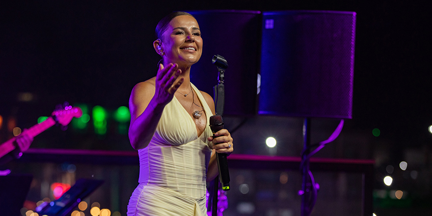 Merve Özbey, Merit Liman Teras sahnesinde unutulmaz bir geceye imza attı