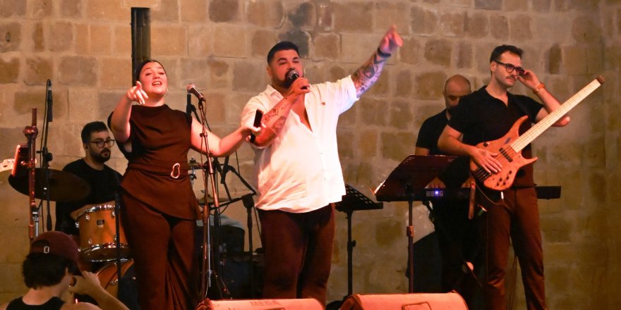 LTB Akustik Sahne'de dün akşam Aysu Mişon ve Eril Cambaz vardı