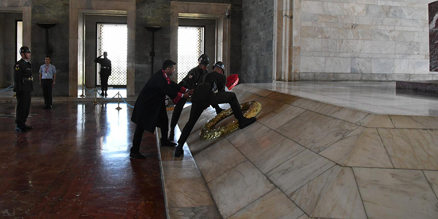 YDÜ’nün mezun veteriner hekimlerden Anıtkabir’e anlamlı ziyaret