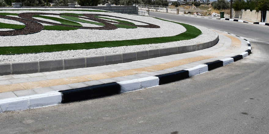 Mesarya Belediyesi kaldırım bordürlerini yeniliyor