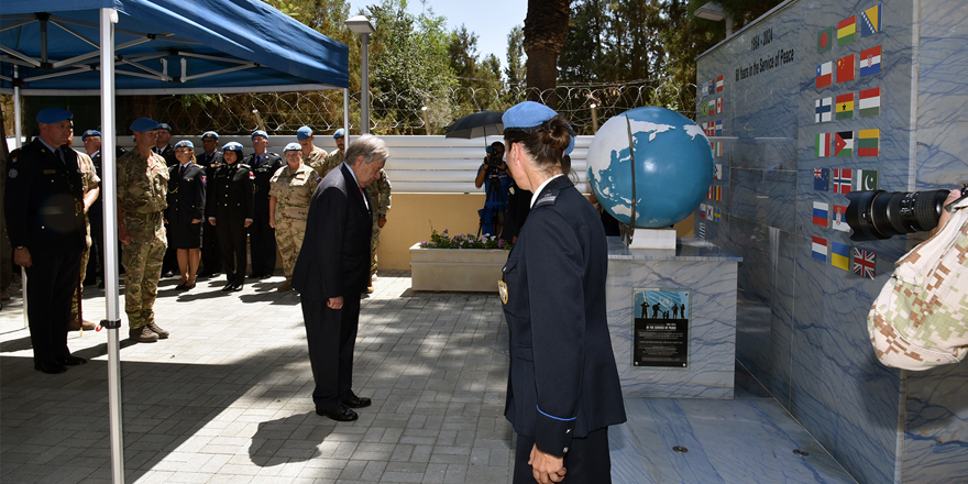 Guterres, Ledra Palace Otel önündeki BM anıtına çelenk koydu