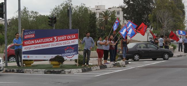 Harmancı ve ekibi kavşak eylemi düzenledi