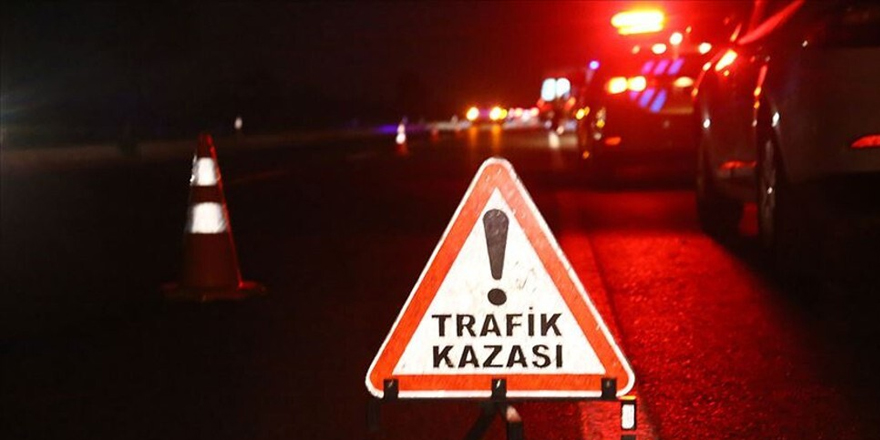 Direksiyon hakimiyetini kaybeden alkollü sürücü park halindeki araca çarptı
