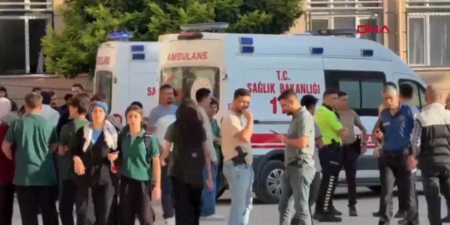 Türkiye Manisa’da okul önünde silahlı saldırı: Öğrenciler yaralandı