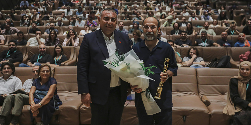 Farhadi: “Gerçeklik bizlere medya yoluyla dayatılıyor aslında sadece bir farz ediş var”