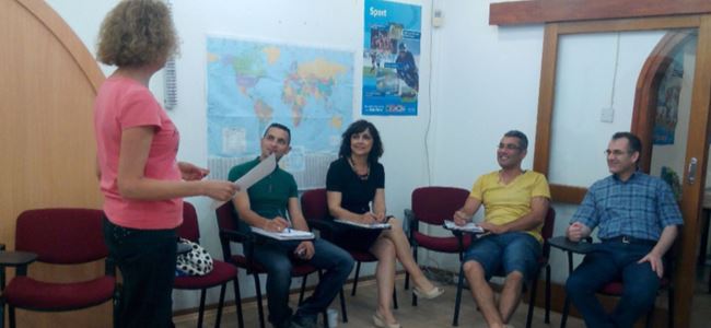 Gazeteciler, İngilizce öğreniyor