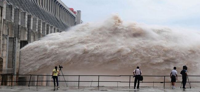 Barajdan aniden boşaltılan su can aldı