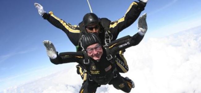 Bush 90. yaşını paraşütle atlayarak kutladı