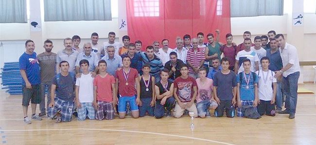 İneci anısına güreştiler