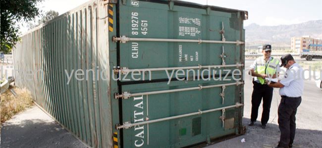 Konteynır yola devrildi!